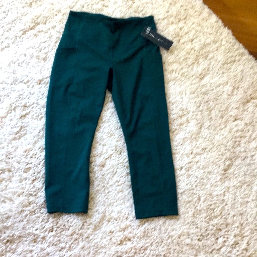 NWT Yogalicious Lux Capri Length Leggings. (M)